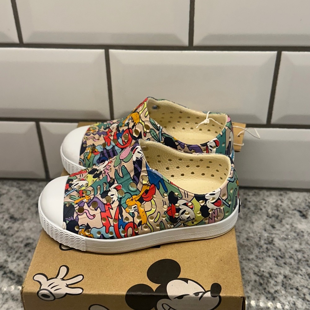 Native x Disney Shoes Jefferson Print Kids C5 Mickey Mouse Tropical‎ All Print - Picture 4 of 7